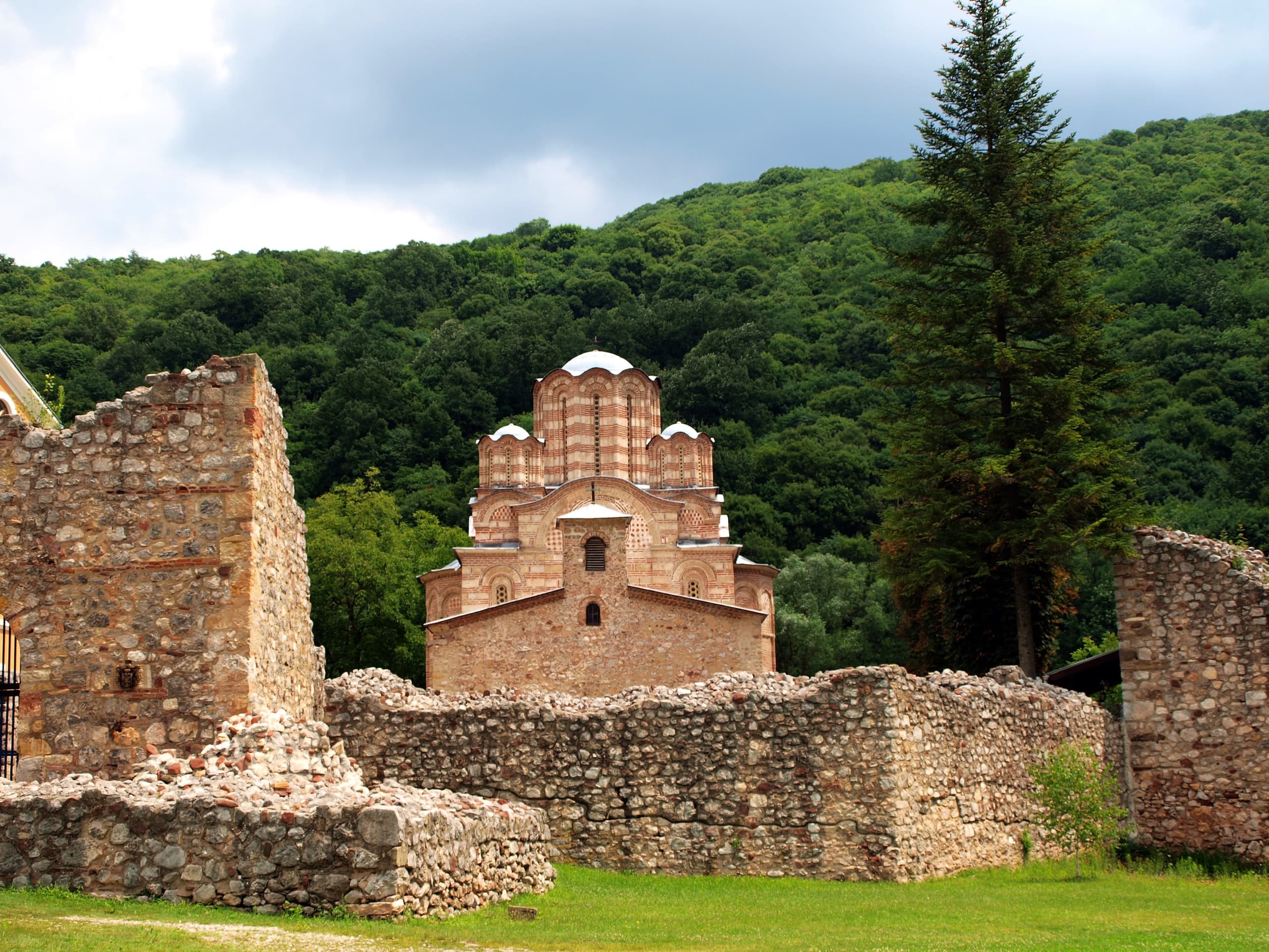 Manastir Ravanica sa srednjovekovnim zidinama