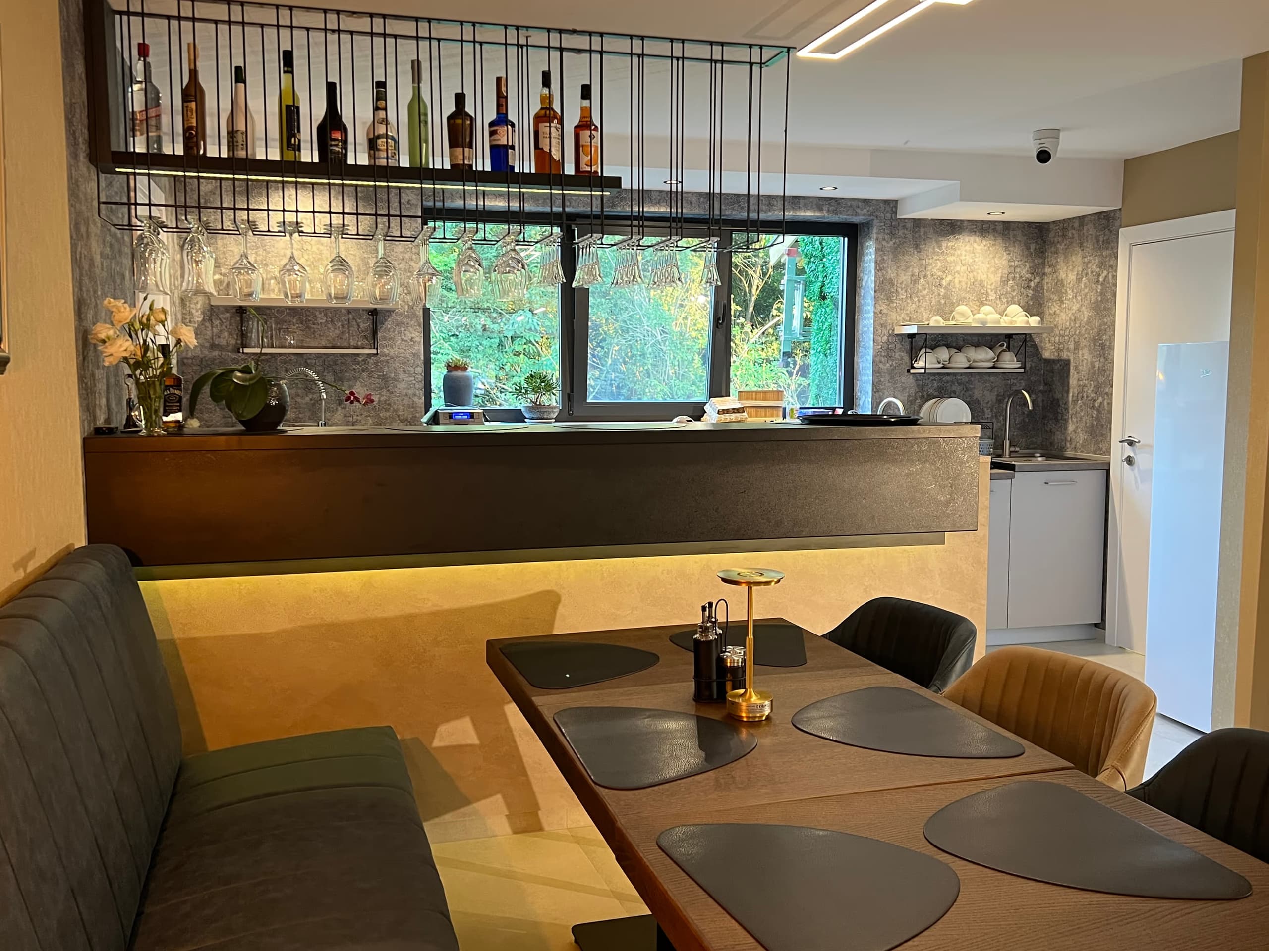 Šank i trpezarijski sto u kafe-restoranu Vile Pozitiv