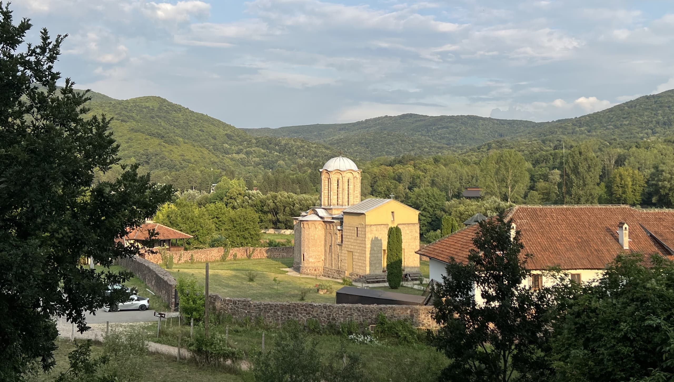 Manastir Sisojevac u zelenoj dolini Sisevca, okružen brdima Kučaja