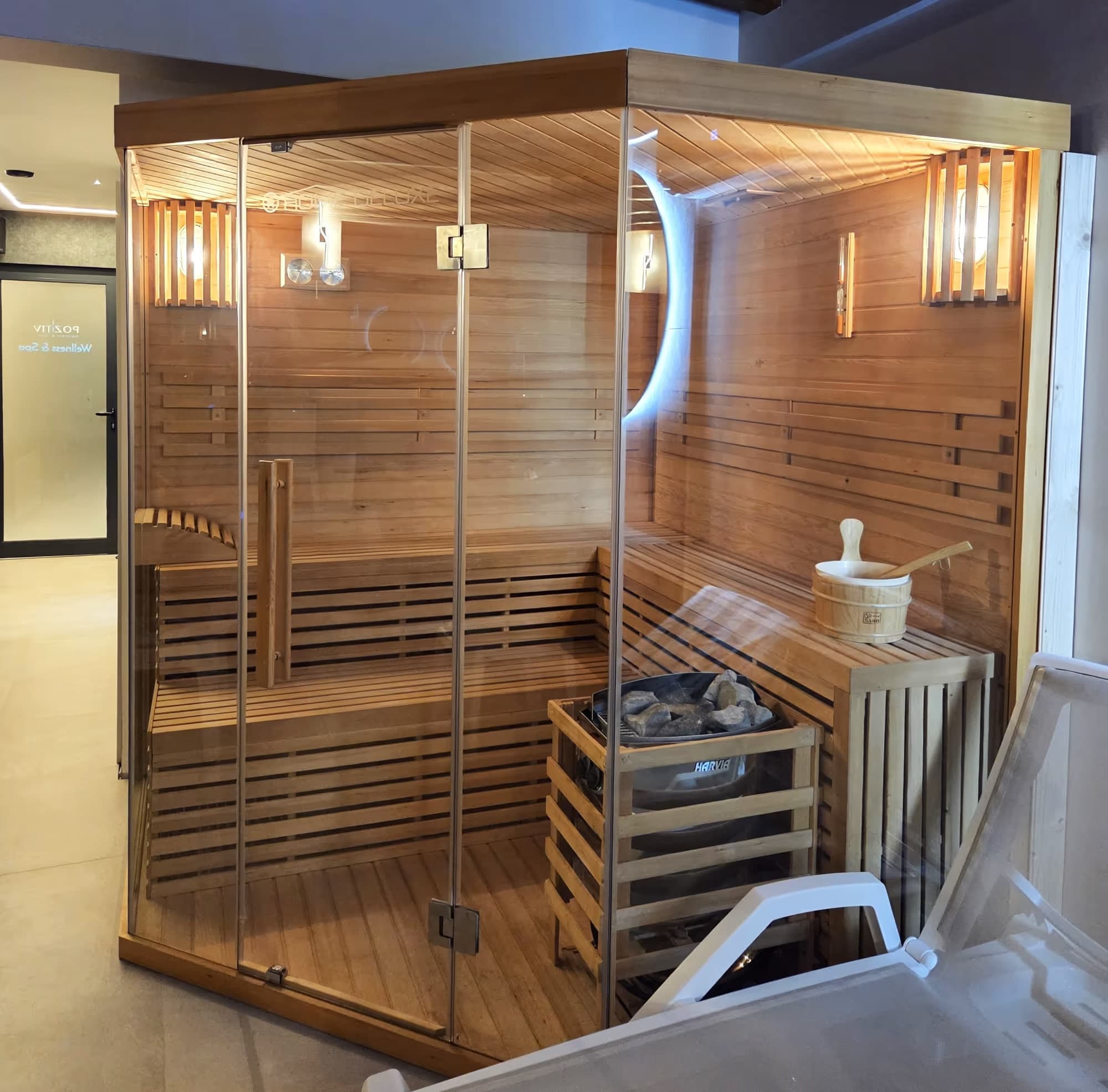 Finska sauna od drveta sa staklenim zidovima u Wellness & Spa centru